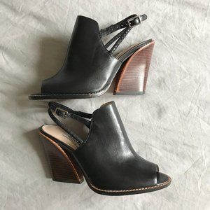 NWOT Clarks Artisan leather heels